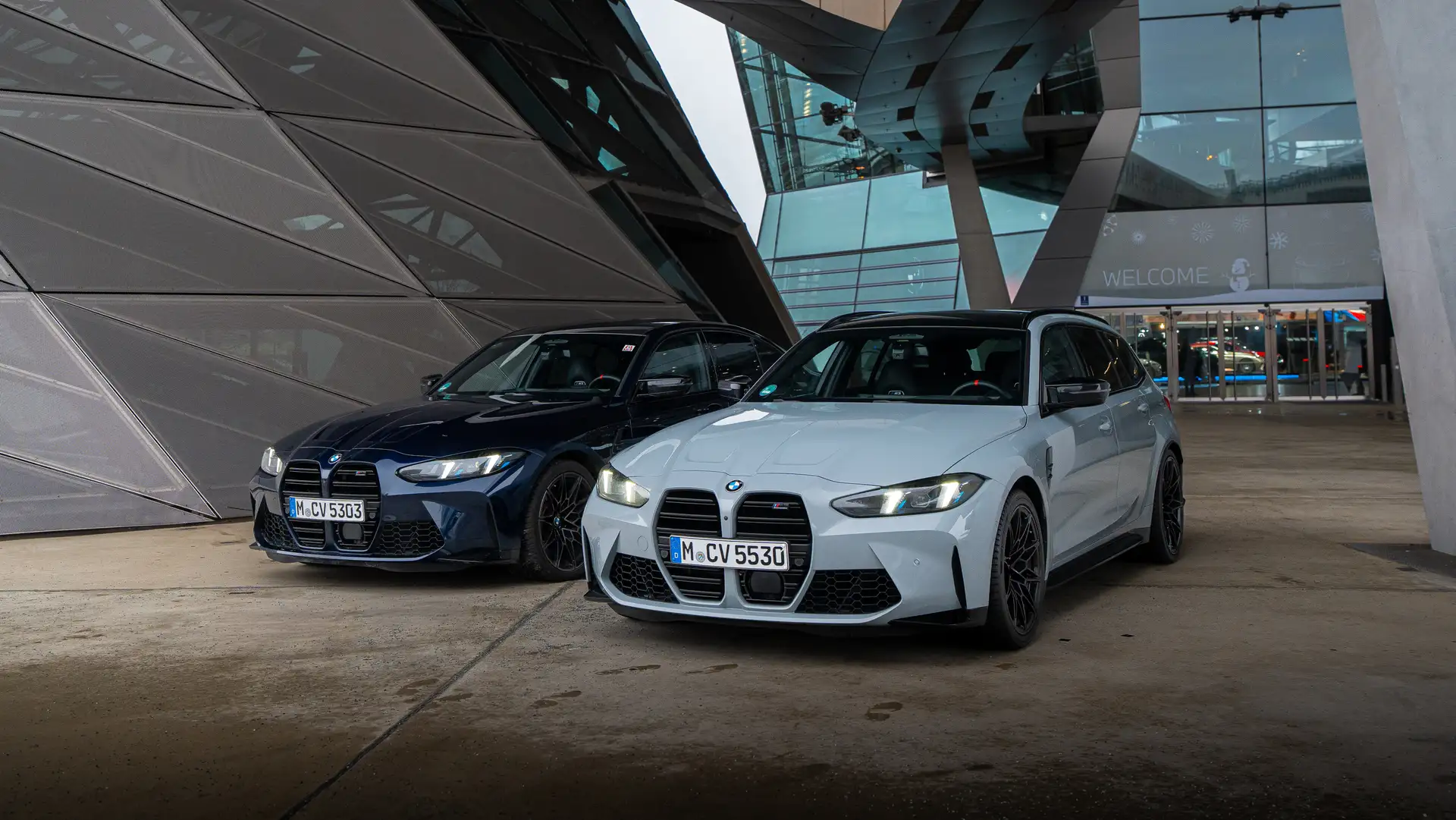 BMW M3 und BMW M3 Touring stehen auf unseren Parkplätzen vor der BMW Welt, bereit für die Abfahrt.