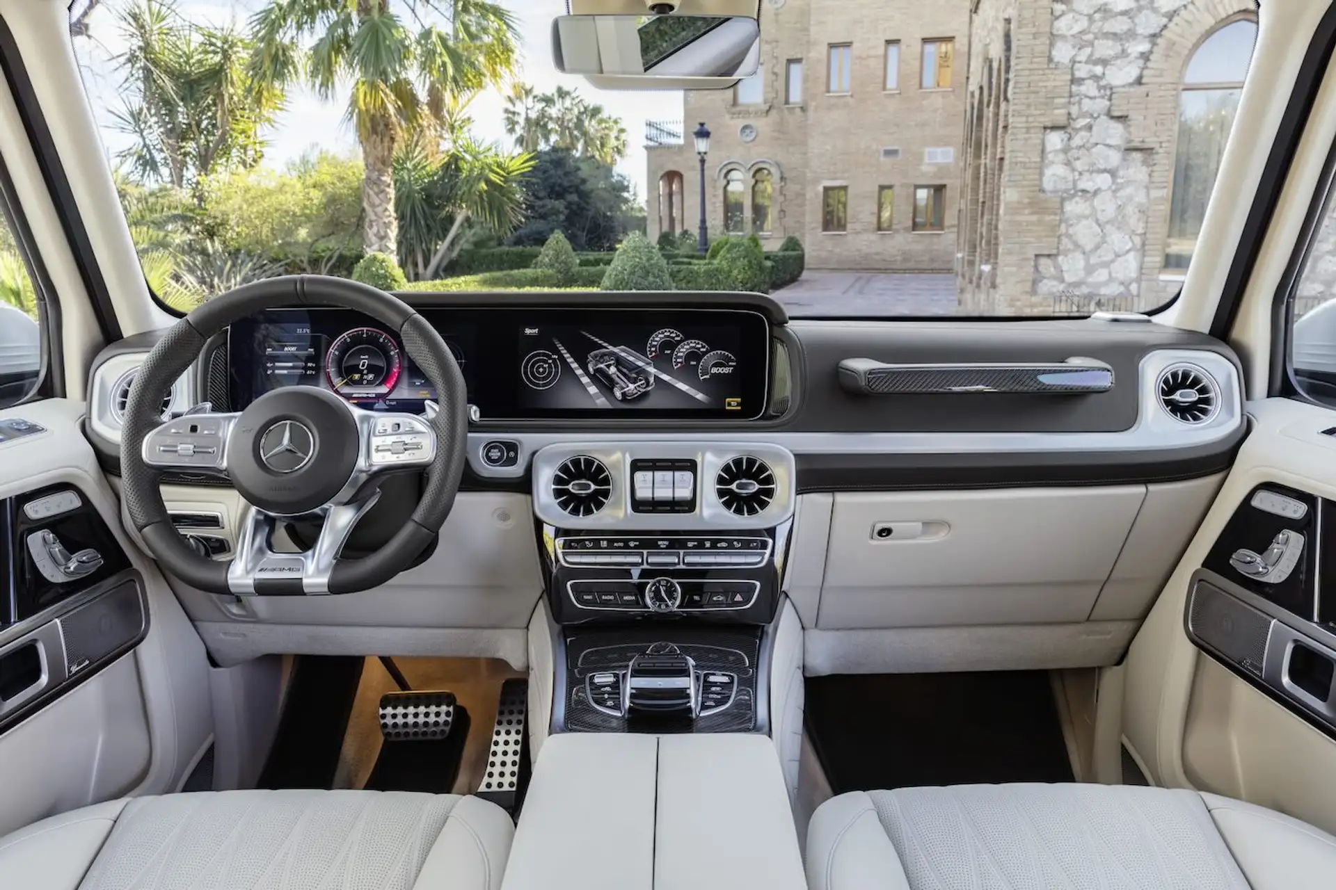 Mercedes G63 AMG Innenraum in beige mit Lenkrad im Fokus