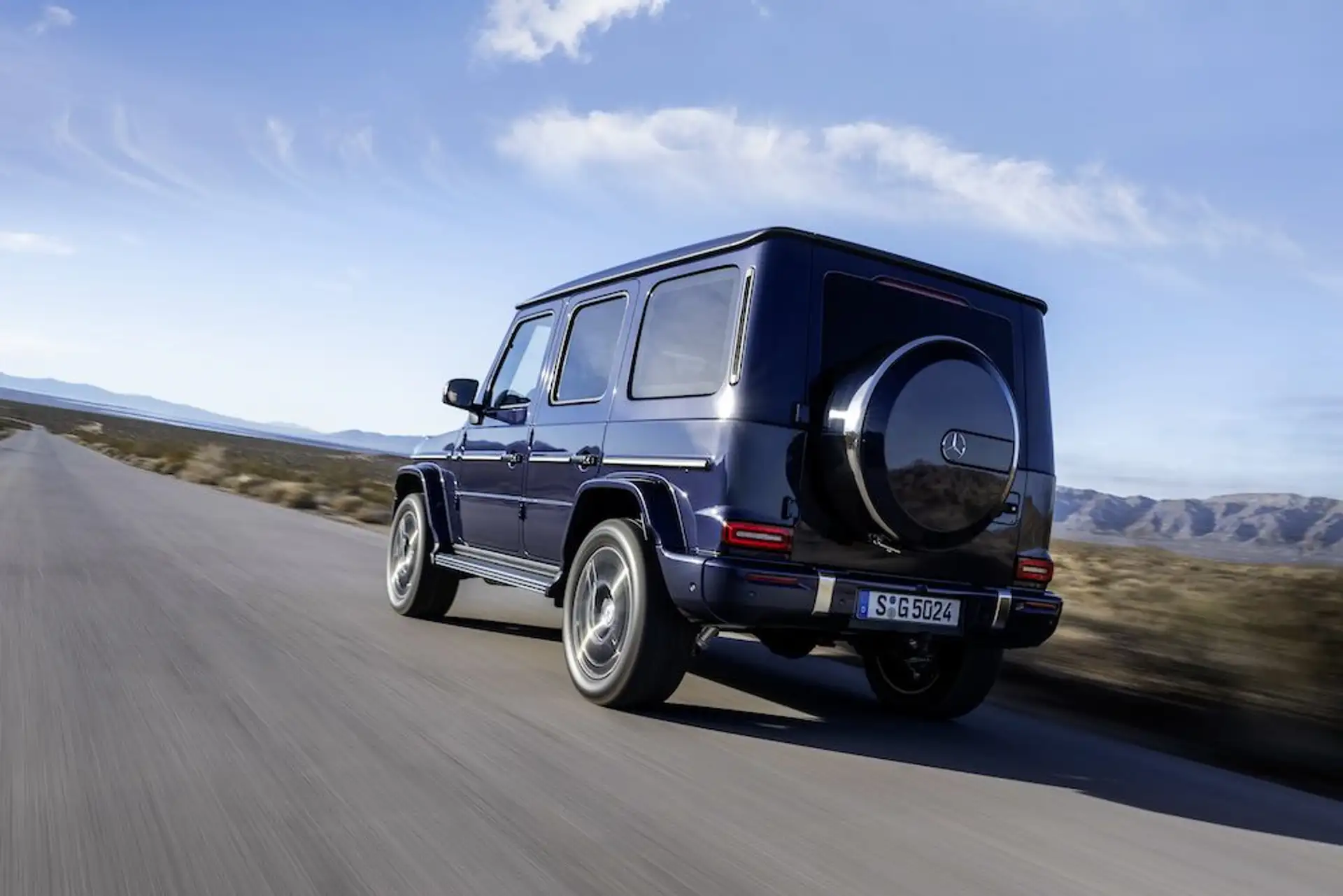 Mercedes-Benz G-Klasse blau von hinten beim Fahren