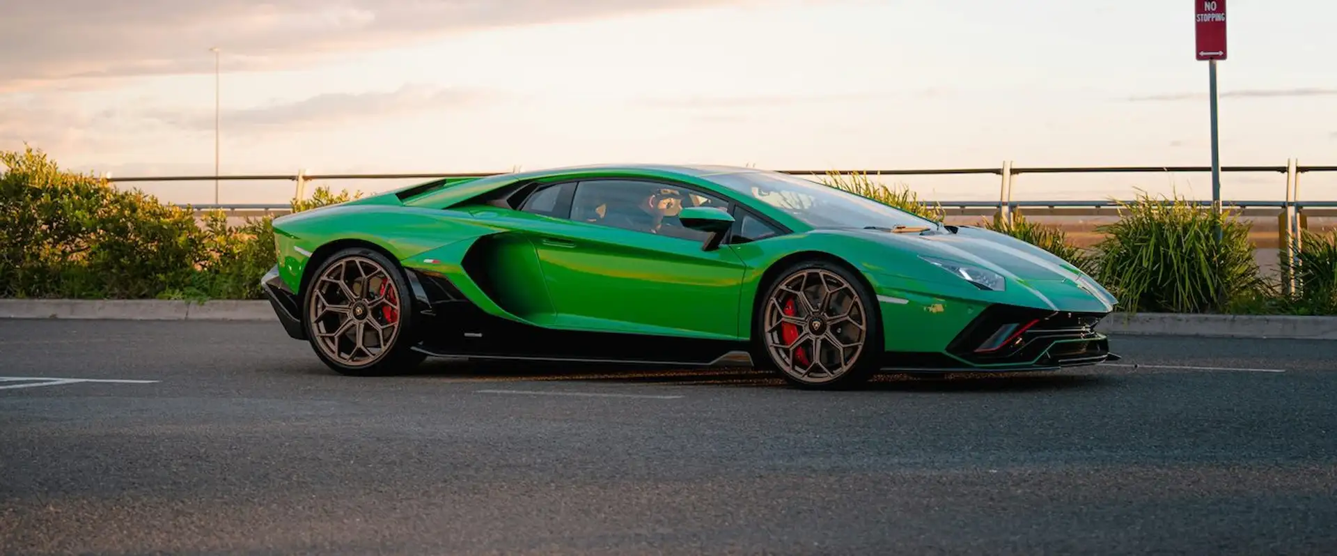 Lamborghini Aventador SV in gruen von der Seite