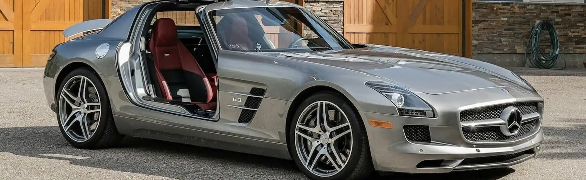 Mercedes SLS AMG silber mit Flügeltüren offen