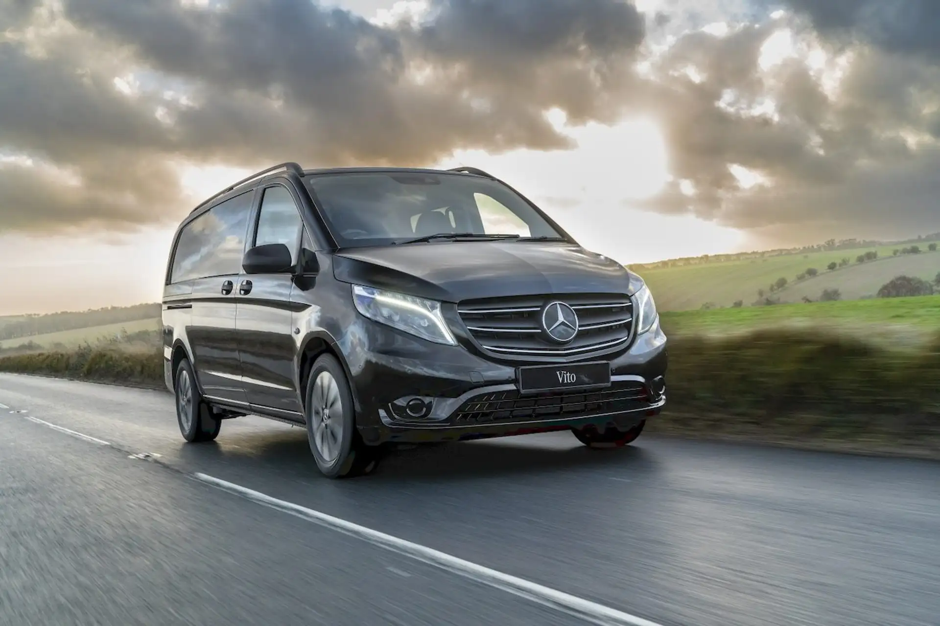 Mercedes Vito in schwarz von vorne beim Fahren