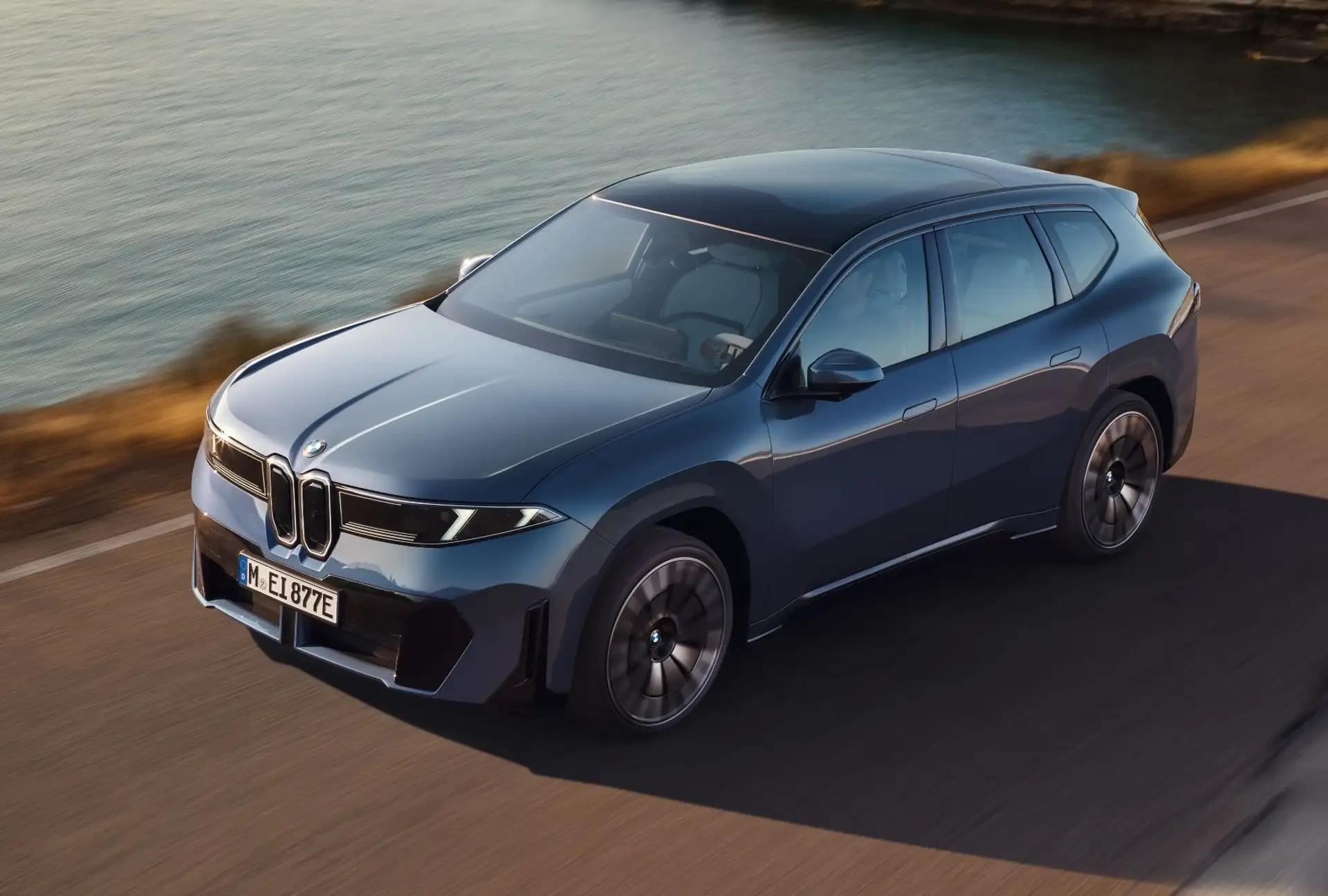 BMW IX3 neue Klasse in blau vor schoener Kulisse
