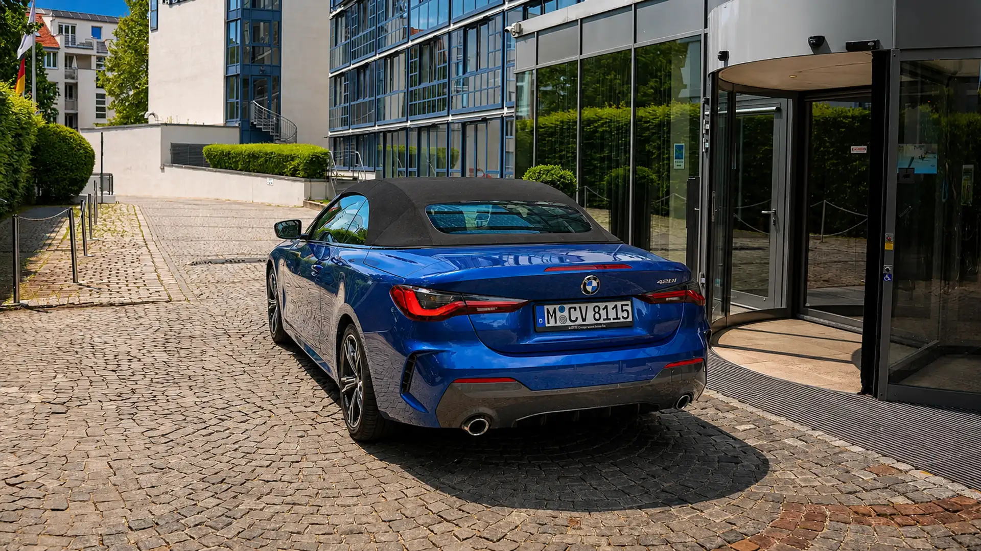 4er BMW Cabrio in blau vor Hotel Eingang Pullman von hinten