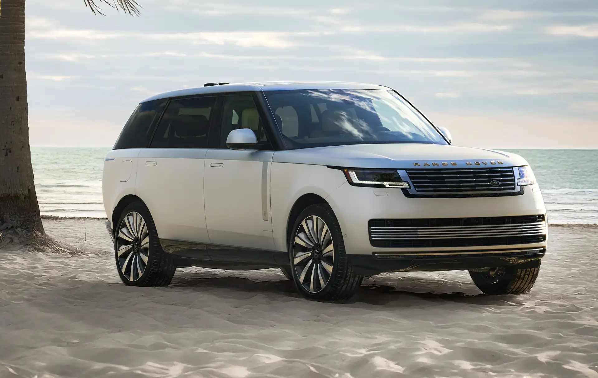 Range Rover Vogue in champagne colors on the beach