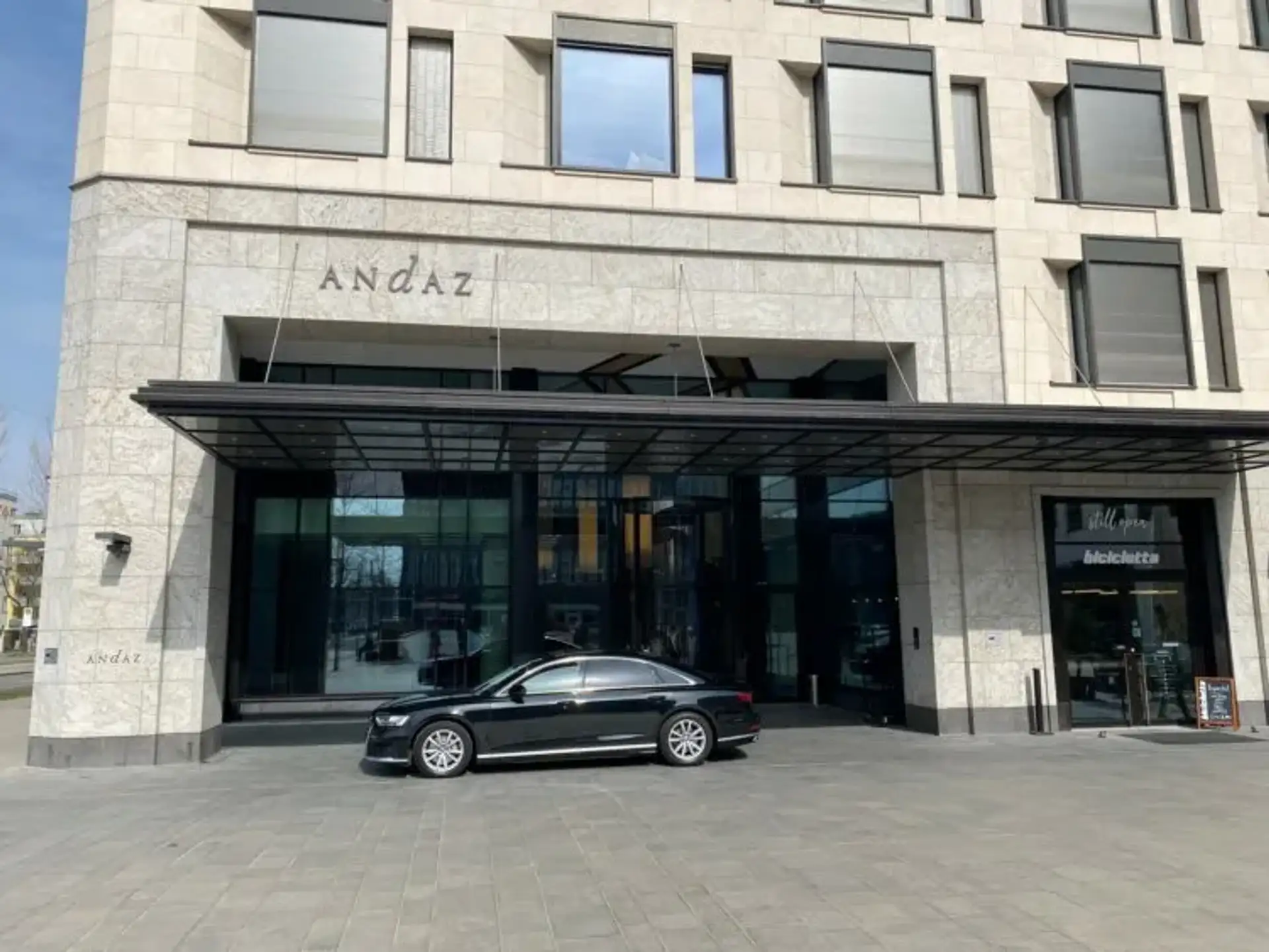 CarVia Limousine in Schwarz vor dem Haupteingang im Andaz Hotel