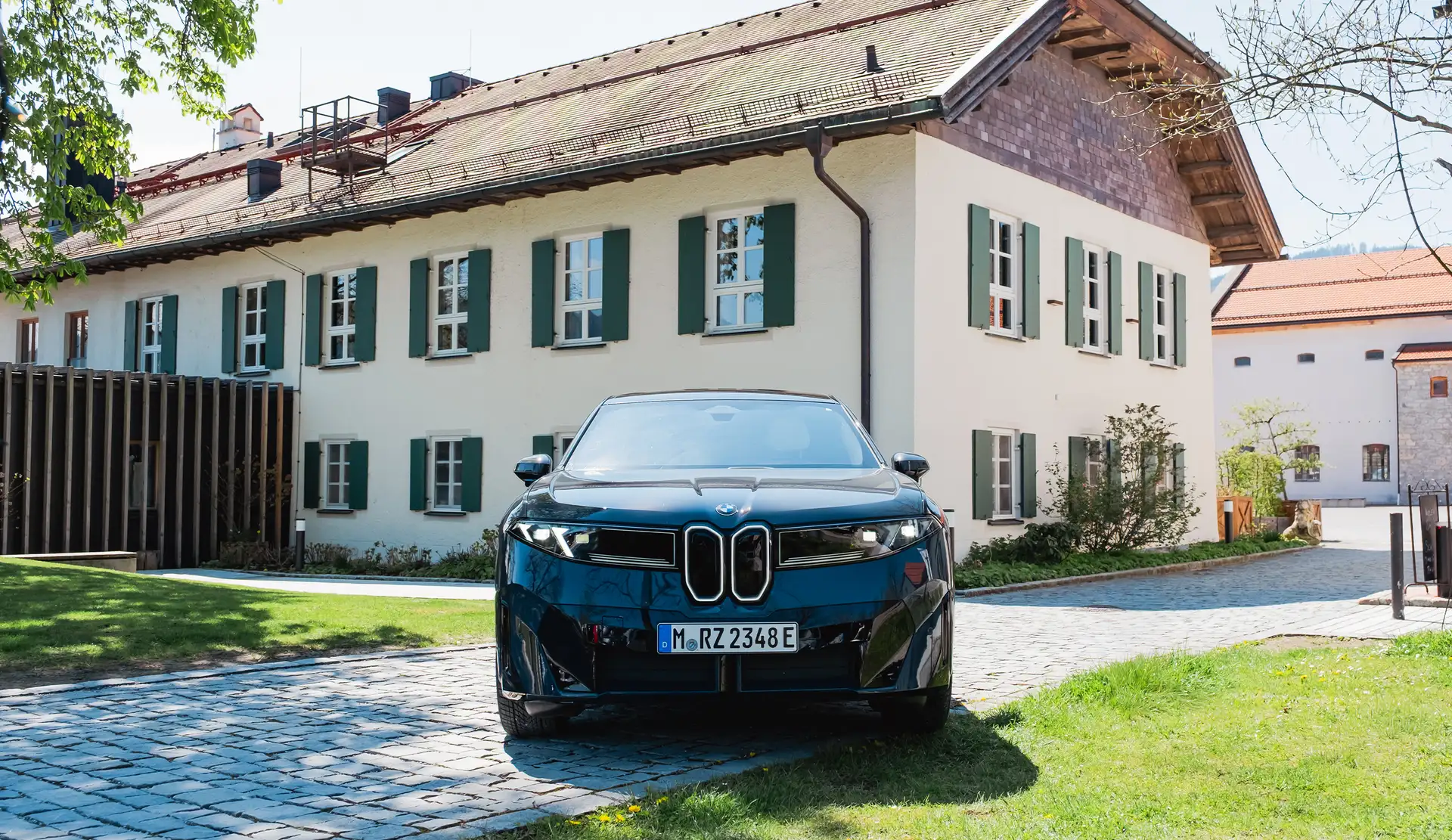 BMW iX3 am Tegernsee vor dem Gut Kaltenbrunn.