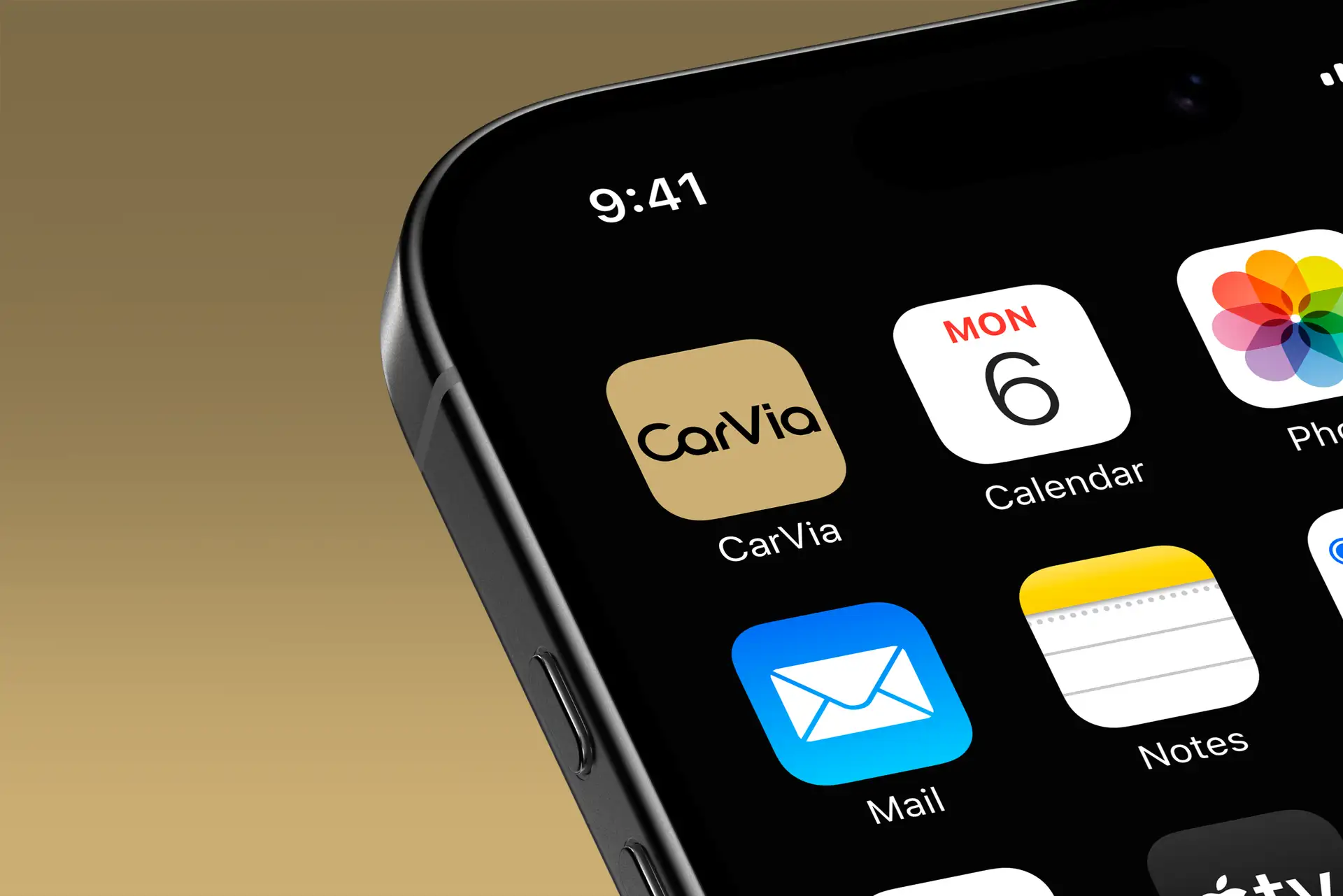 iPhone mit Home Screen und CarVia App Symbol als zentrale Kachel