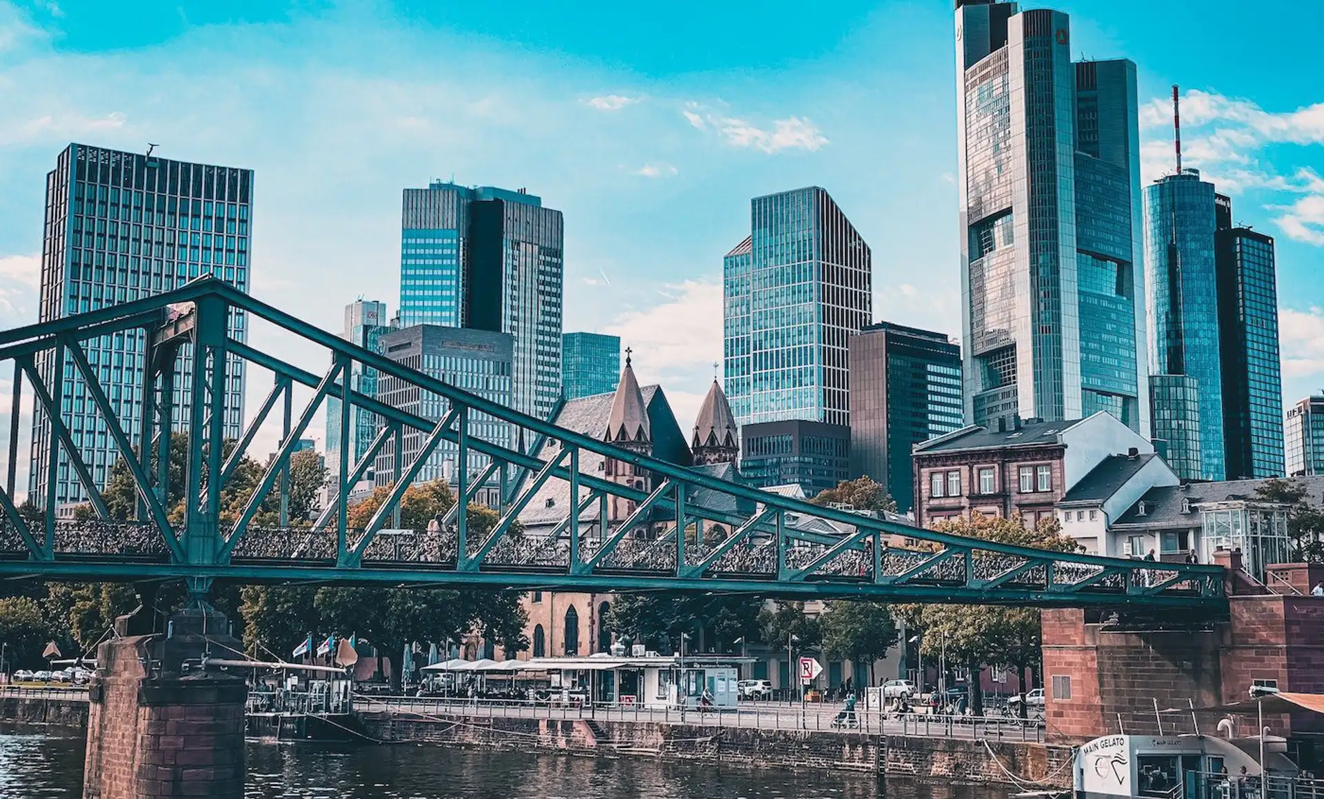 Frankfurt am Main mit Fluss und Brücke.