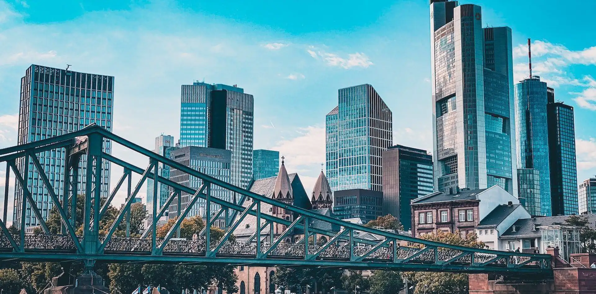 Frankfurt am Main mit Fluss und Brücke.