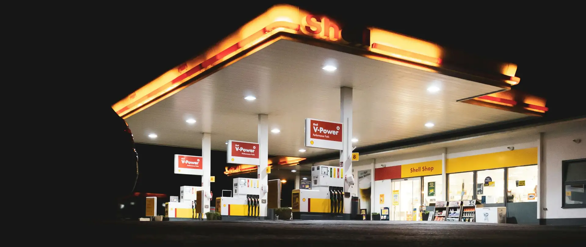 Eine Shell Tankstelle bei Nacht.