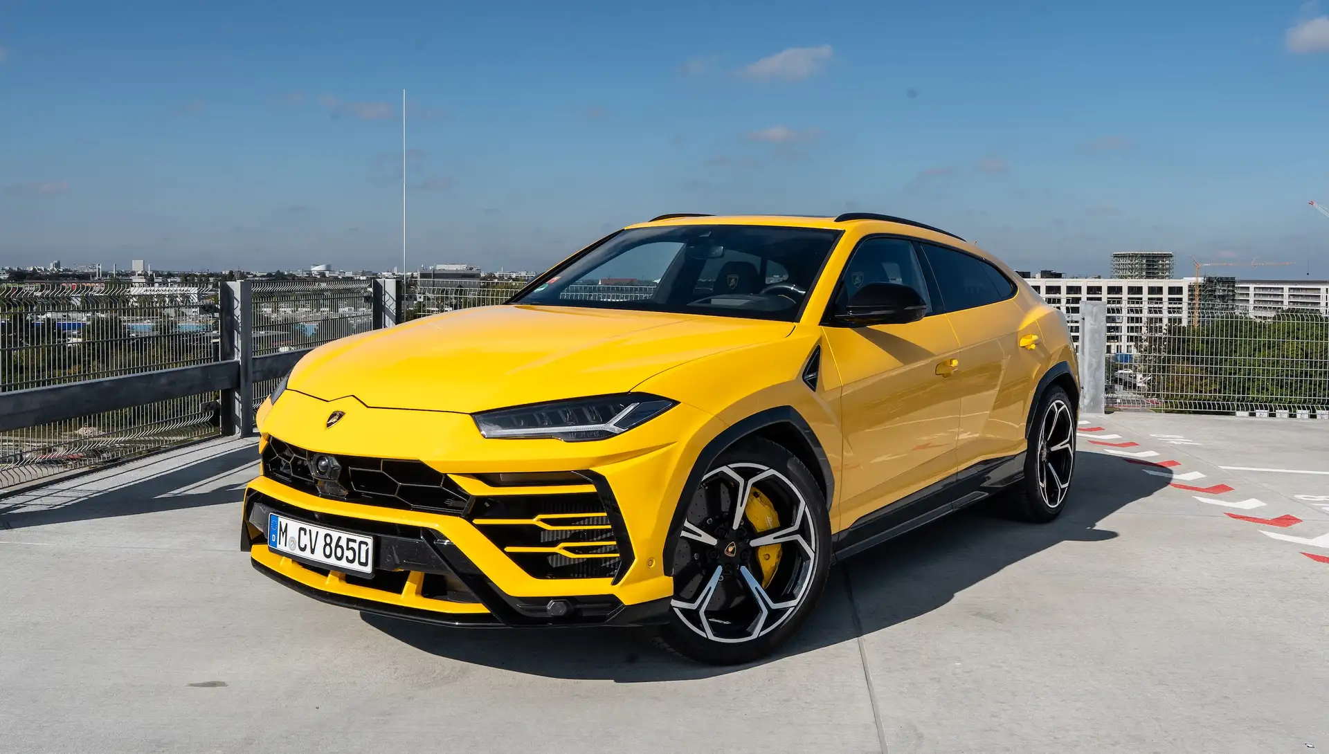 Lamborghini Urus in yellow from the front (front view) with beautiful rim