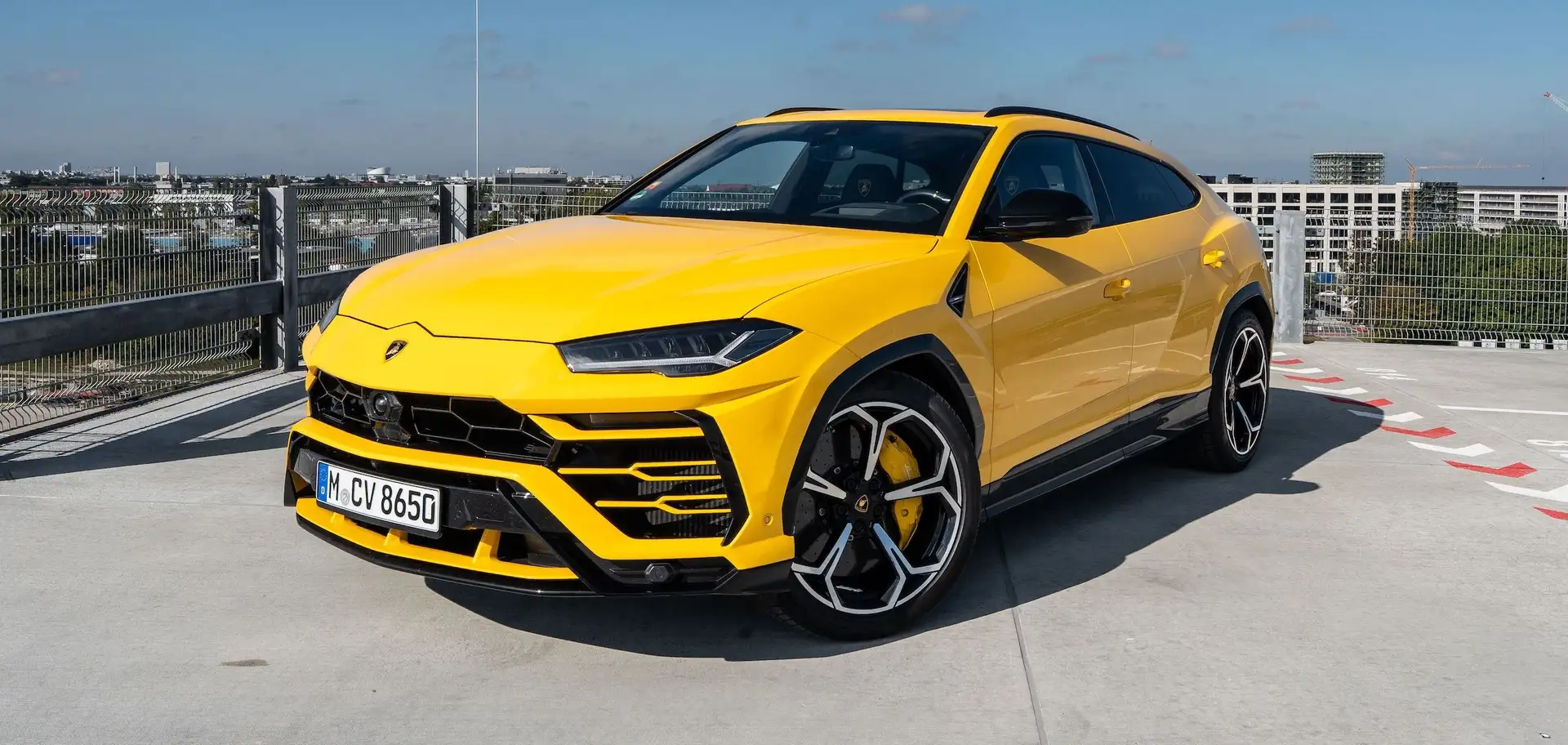 Lamborghini Urus in gelb von vorne (Frontansicht) mit schnoener Felge