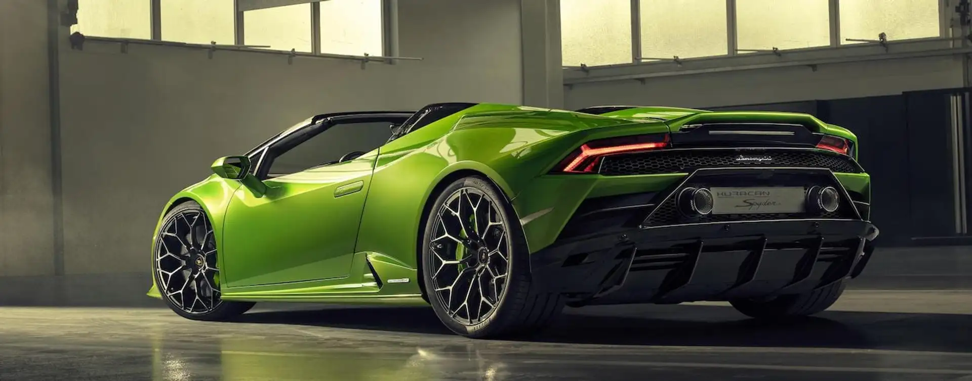 Lamborghini Huracan in gruen von hinten