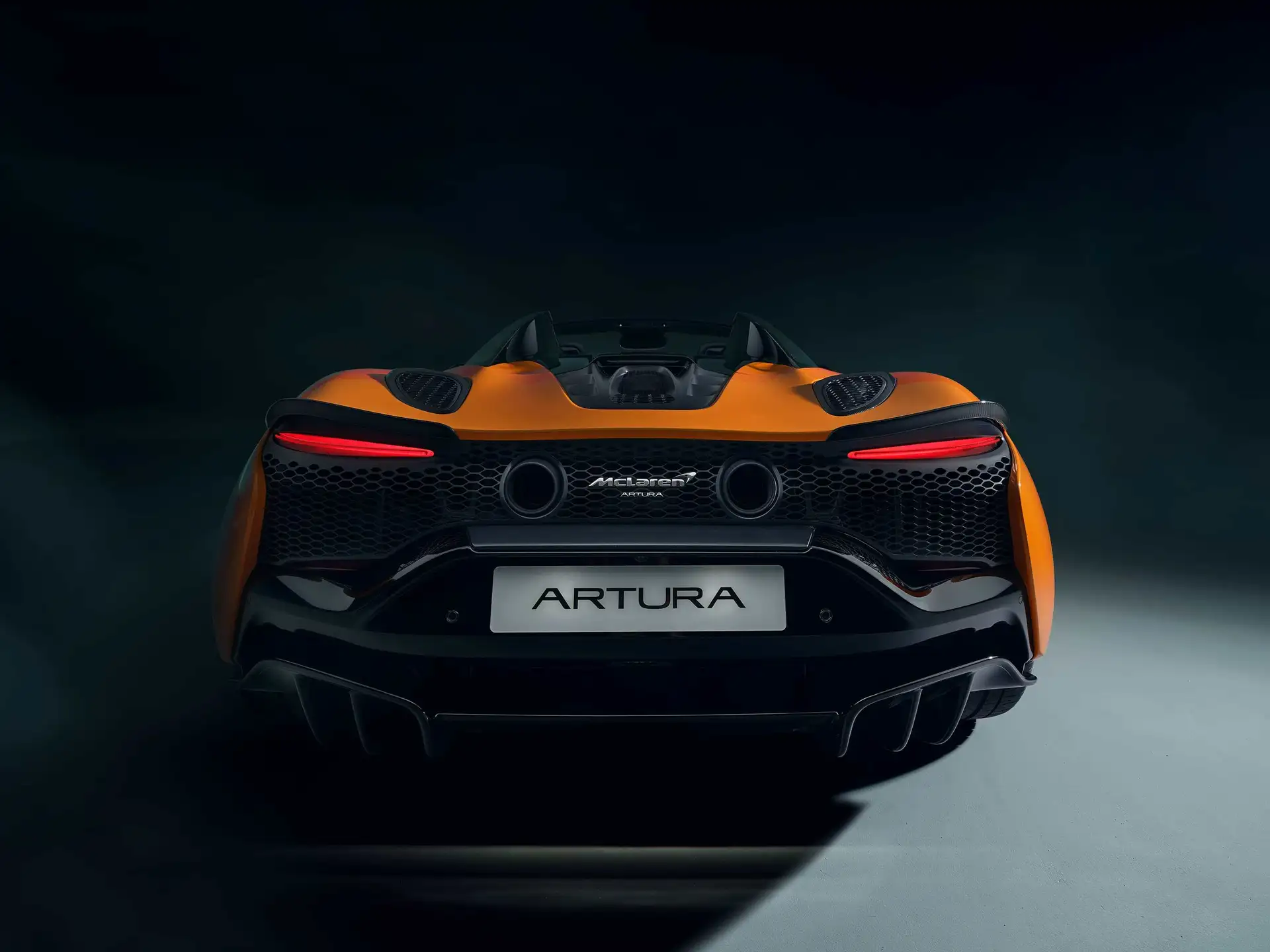 Mclaren Artura Spider in Orange Heckansicht mit Auspuff im Fokus