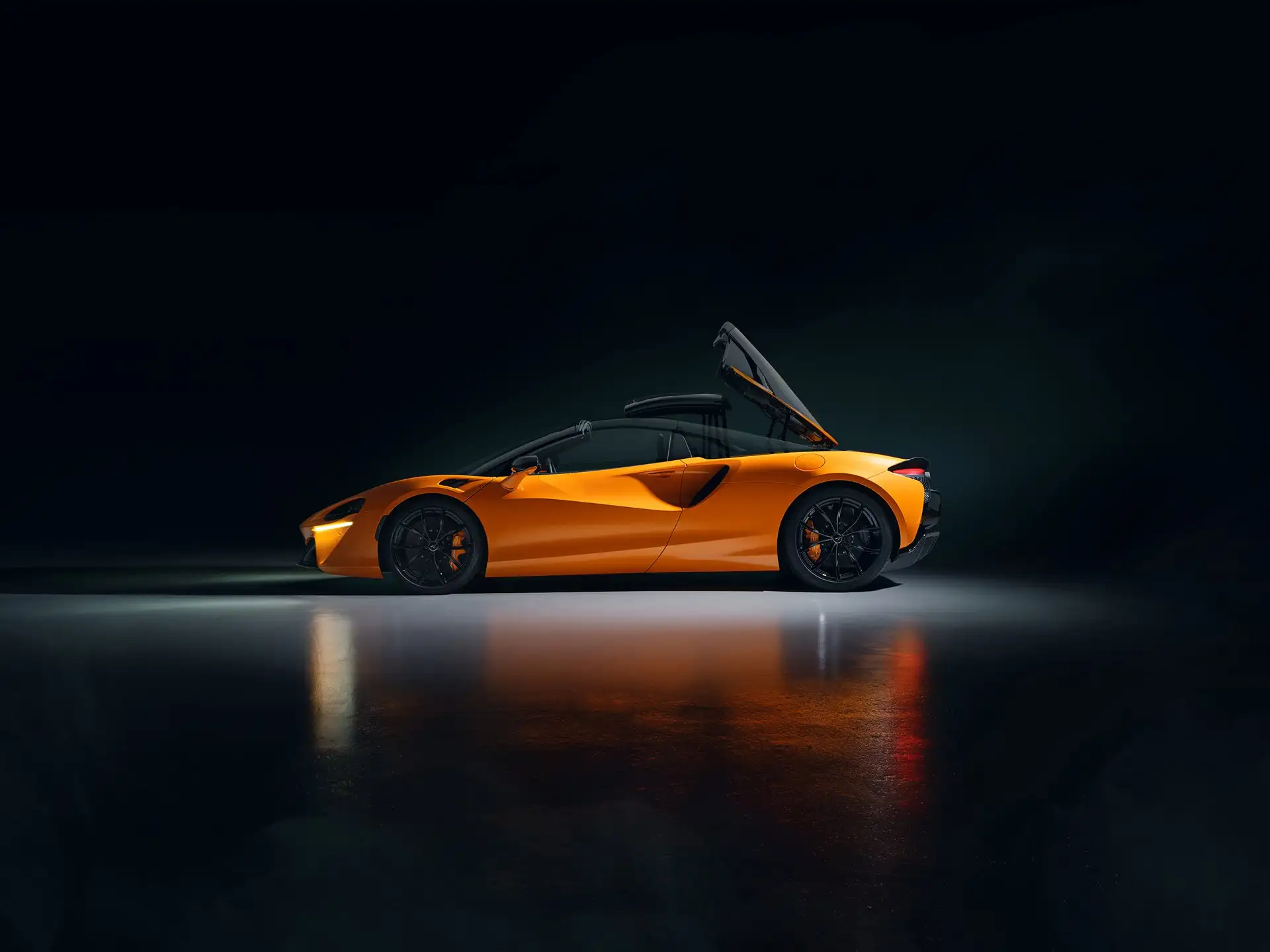 Mclaren Artura Spider in Orange Seitenansicht während das Dach öffnet
